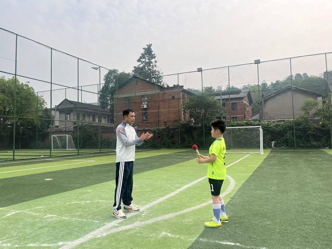MK体育-川超自贡球员现身塘坎上小学足球决赛 寄语学子：“享受比赛，勇敢踢球！”